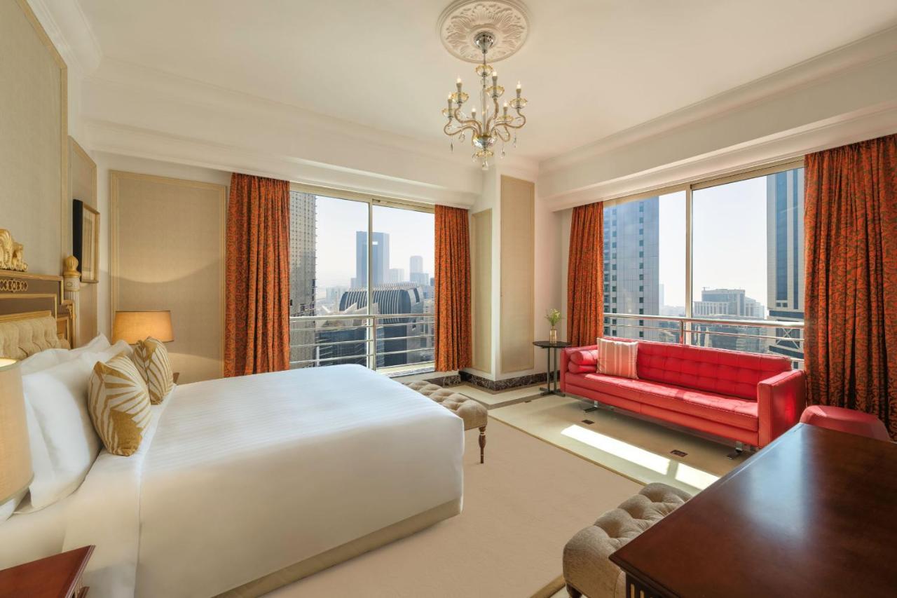 Dusit Hotel & Suites - Doha Dış mekan fotoğraf A bedroom at the Jumeirah Emirates Towers Hotel