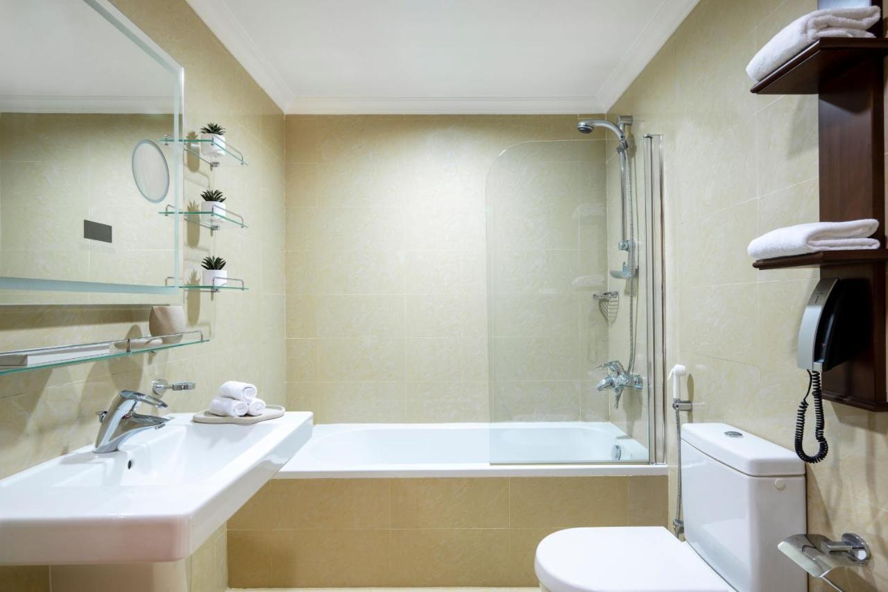 Dusit Hotel & Suites - Doha Dış mekan fotoğraf A modern bathroom
