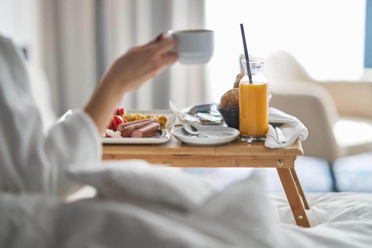 Dusit Hotel & Suites - Doha Dış mekan fotoğraf A breakfast in bed