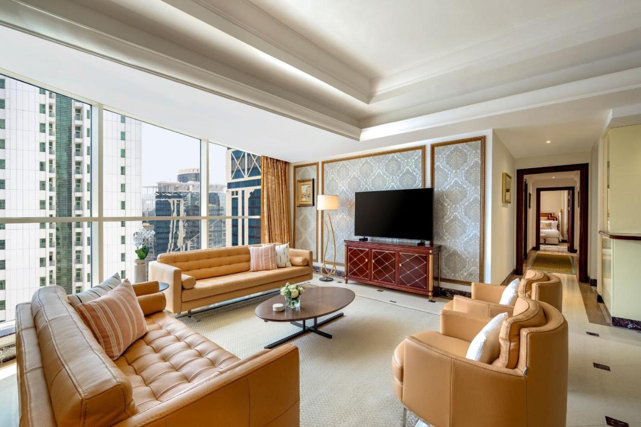 Dusit Hotel & Suites - Doha Dış mekan fotoğraf A living room in a suite at the hotel
