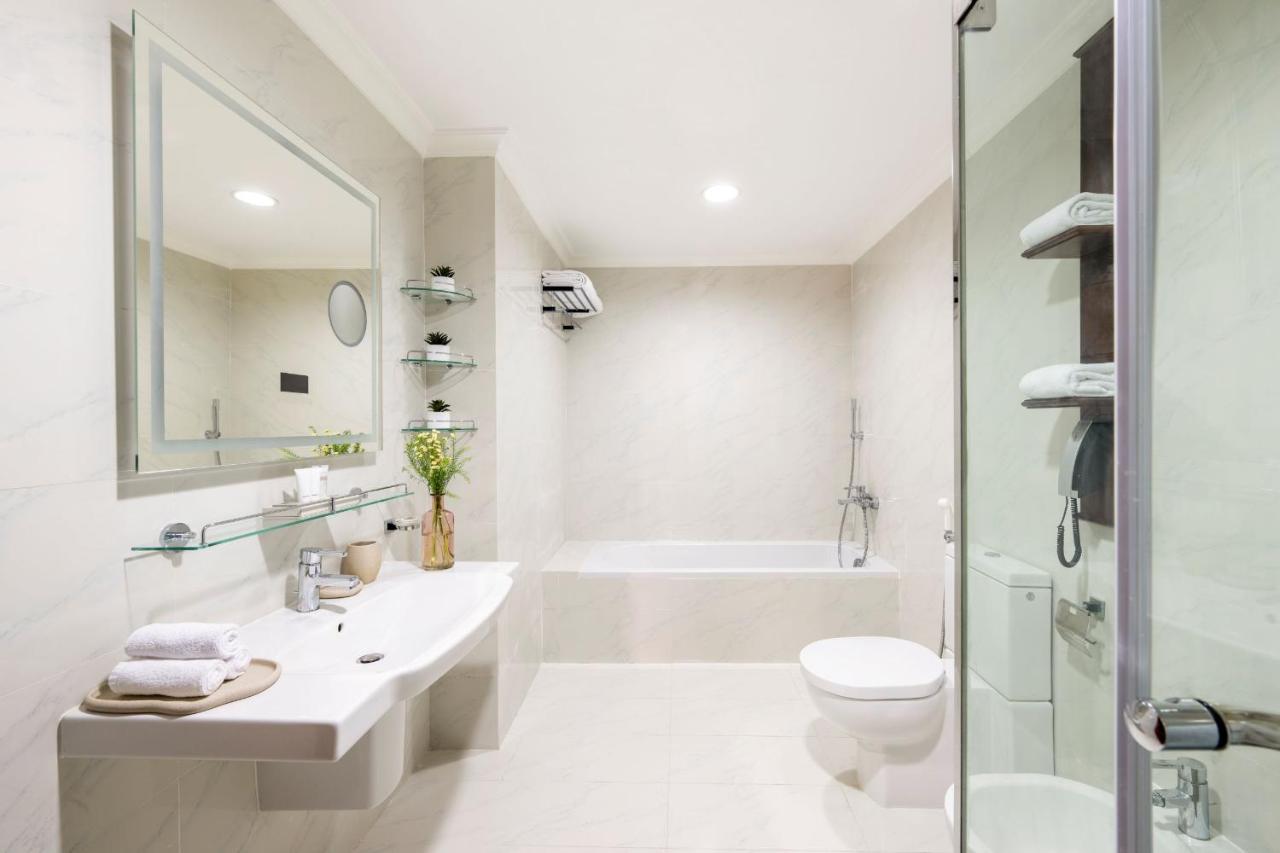 Dusit Hotel & Suites - Doha Dış mekan fotoğraf A modern bathroom