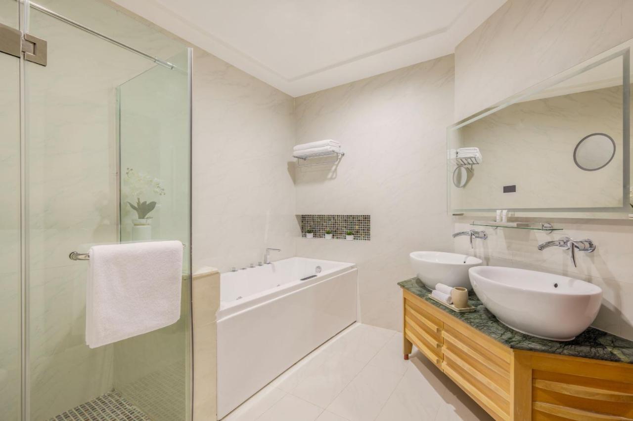 Dusit Hotel & Suites - Doha Dış mekan fotoğraf A modern bathroom