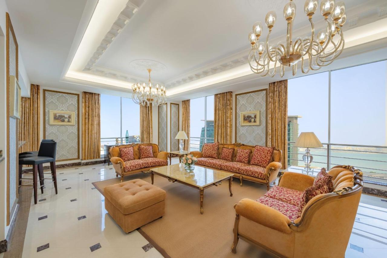 Dusit Hotel & Suites - Doha Dış mekan fotoğraf A living room in a suite at the Jumeirah Emirates Towers Hotel