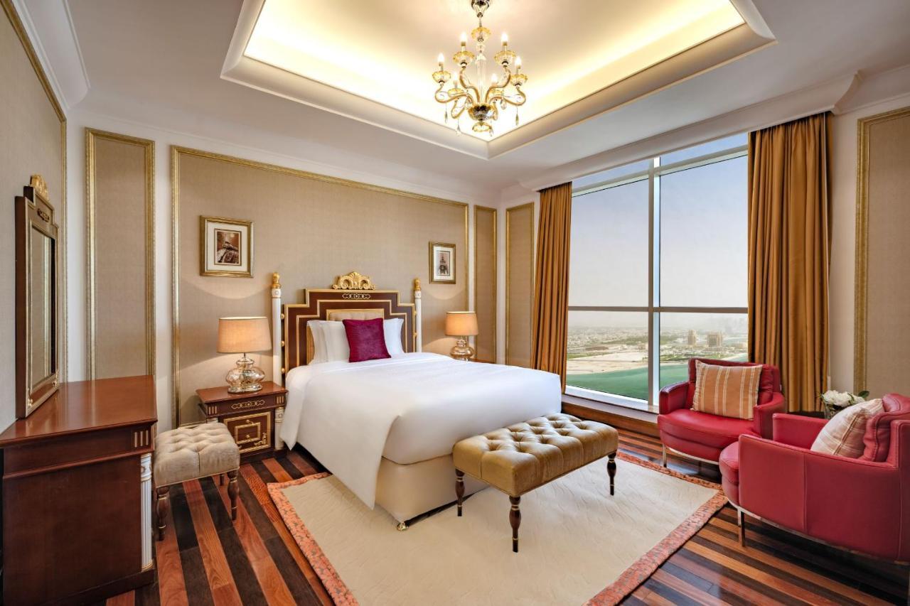 Dusit Hotel & Suites - Doha Dış mekan fotoğraf A bedroom at Jumeirah Emirates Towers Hotel