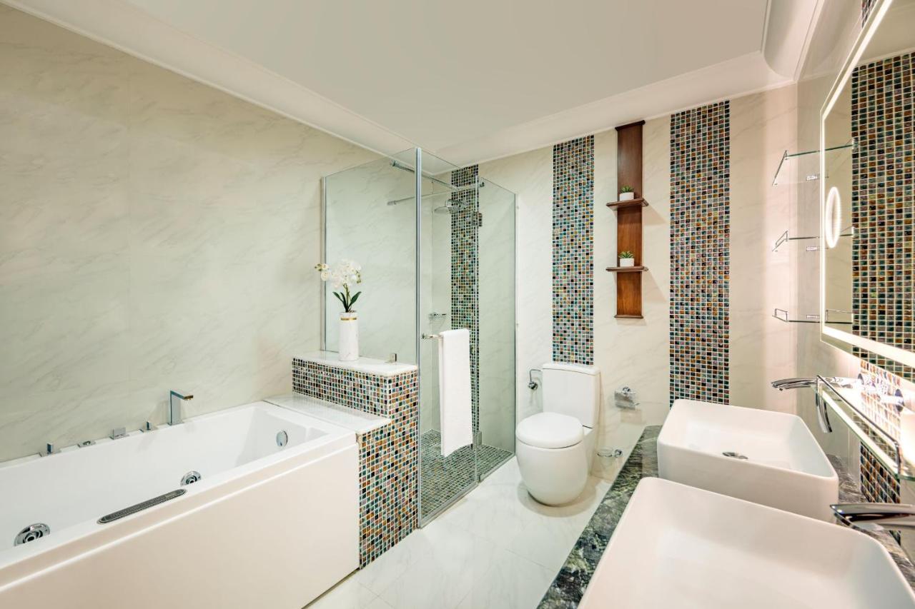 Dusit Hotel & Suites - Doha Dış mekan fotoğraf A modern bathroom