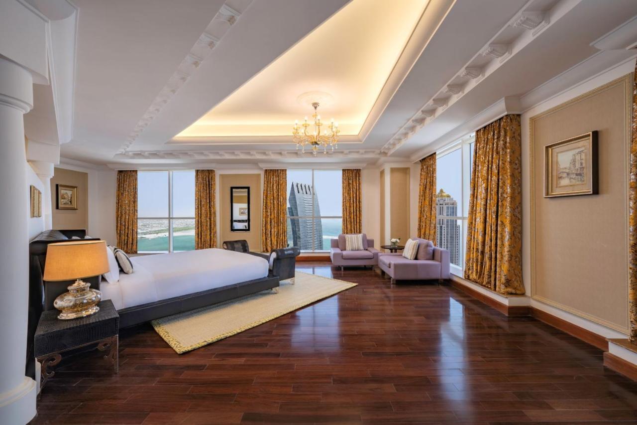 Dusit Hotel & Suites - Doha Dış mekan fotoğraf A bedroom at the Jumeirah Emirates Towers Hotel