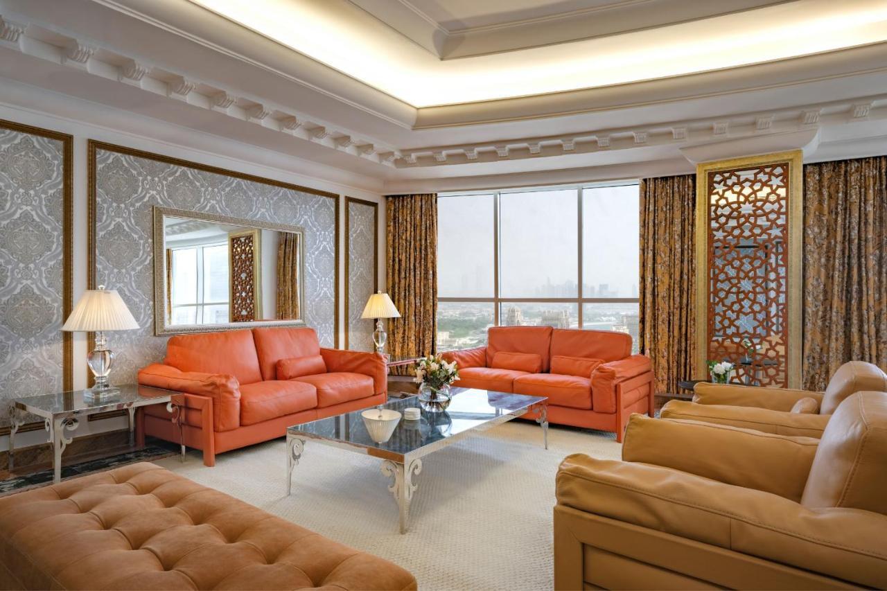 Dusit Hotel & Suites - Doha Dış mekan fotoğraf A living room in a suite at the Jumeirah Emirates Towers Hotel